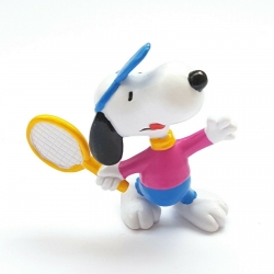 Figurine Schleich® Peanuts, Snoopy en train de jouer au tennis (22224)