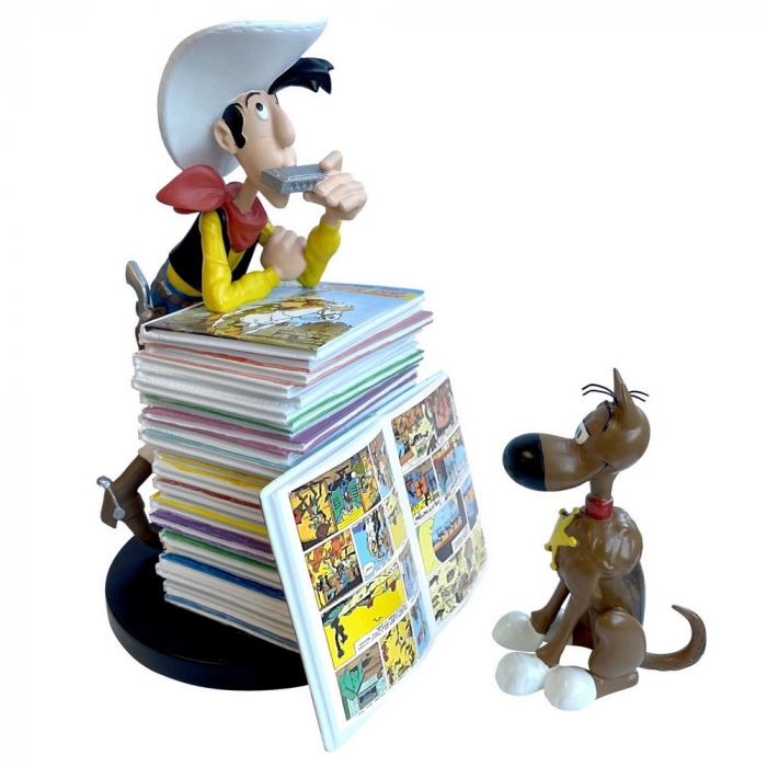 Collectible figurine Plastoy Lucky Luke leaning on a stack of comics (2022)