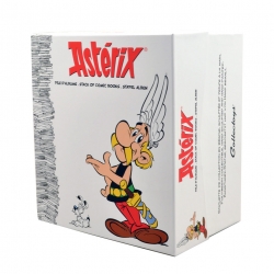 Figurine de collection Plastoy: Astérix à côté d'une pile d'albums 00128 (2018)