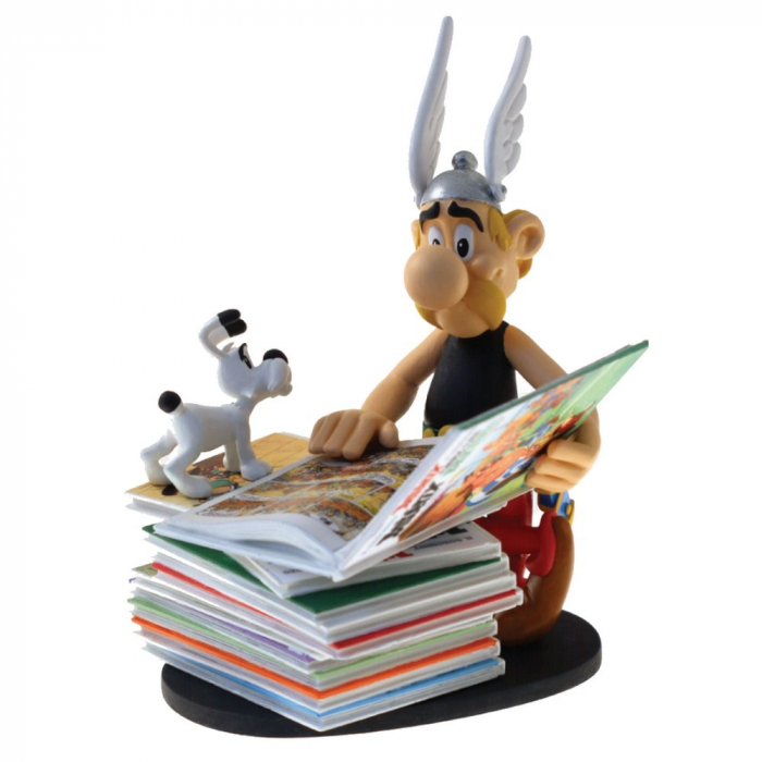 Collectible Figurine Plastoy: Astérix next to a pile of comics 00128 (2018)